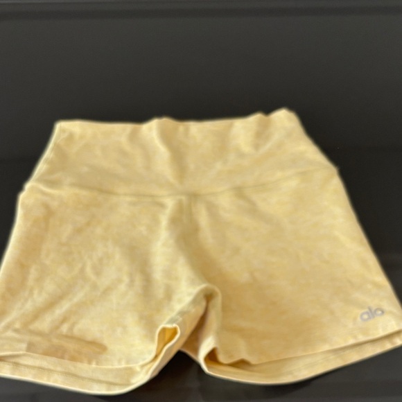 ALO Yoga Pants - Alo Butter yellow shorts size S